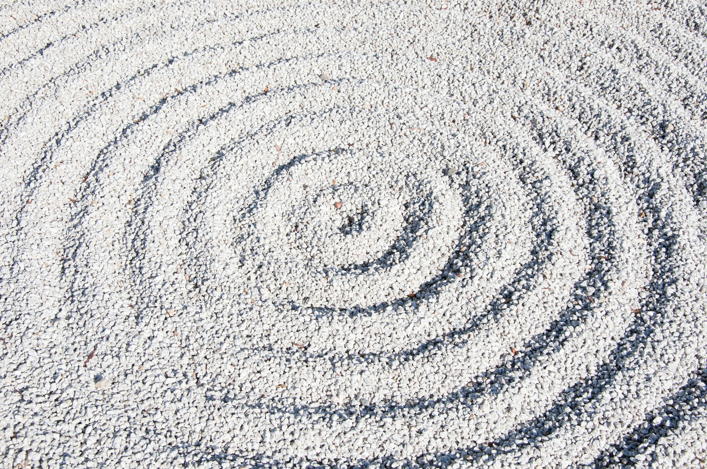 A spiral in white gravel